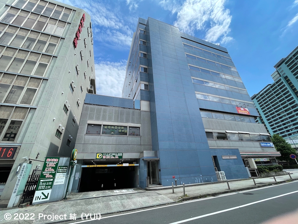 駐車場の建物全景