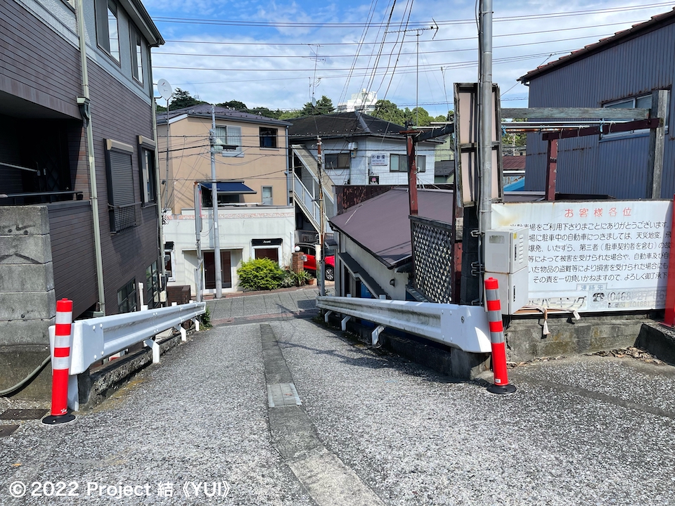 上から見た入口の坂