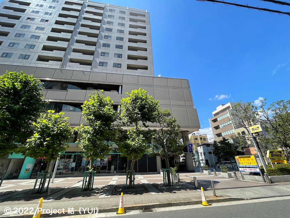 駐車場の建物全景